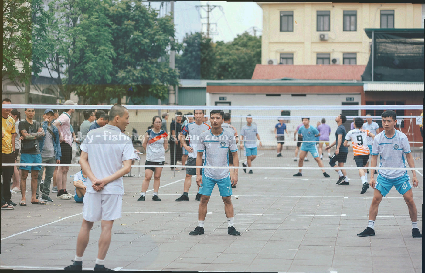 俯拍桌面上的编号卡片、罗盘与清单纸张，画面中不出现人物面部